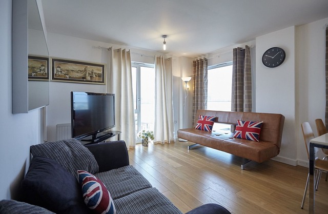 Modern riverside 2 BR apartment 0110