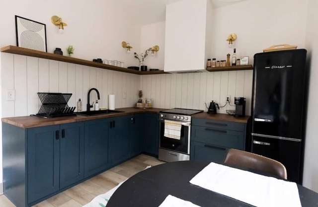 Modern Romantic Getaway Cabin - Hocking Hills