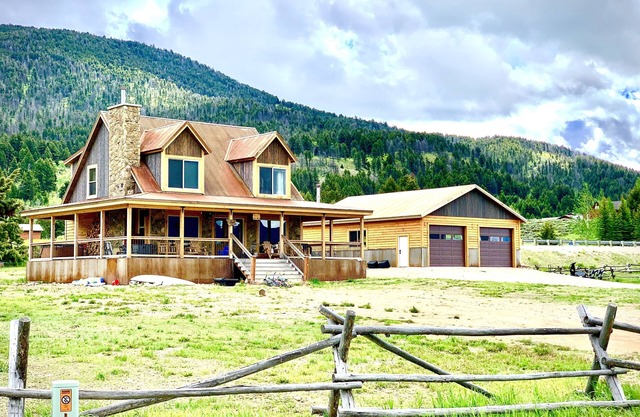 MODERN RUSTIC CABIN WITH WATER ACCESS AND BOAT DOCK [SLEEPS 17]