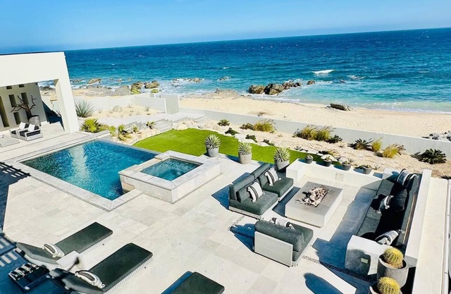 Modern Secluded Oceanfront Whale Watch in Infinity Pool Surfing Paradise