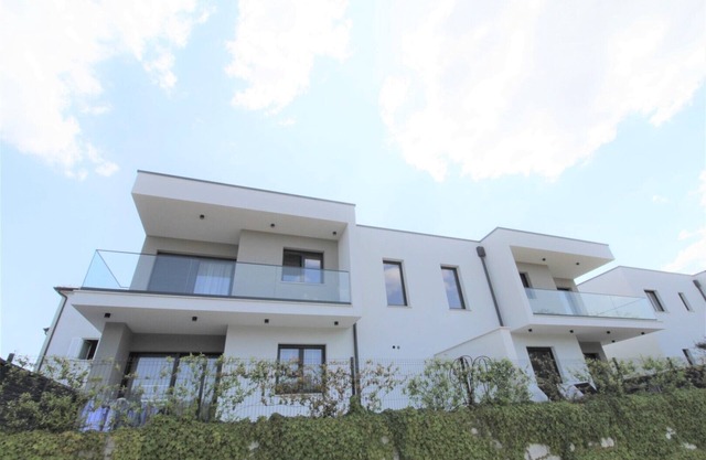 Modern semi-detached house, quiet location, 6 minutes to the coast.