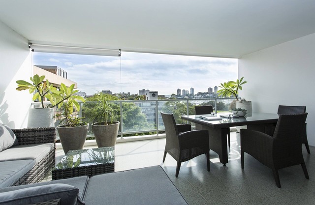 Modern & Sleek in the Grid - 2 bedrooms, 1 bathroom + parking + pool