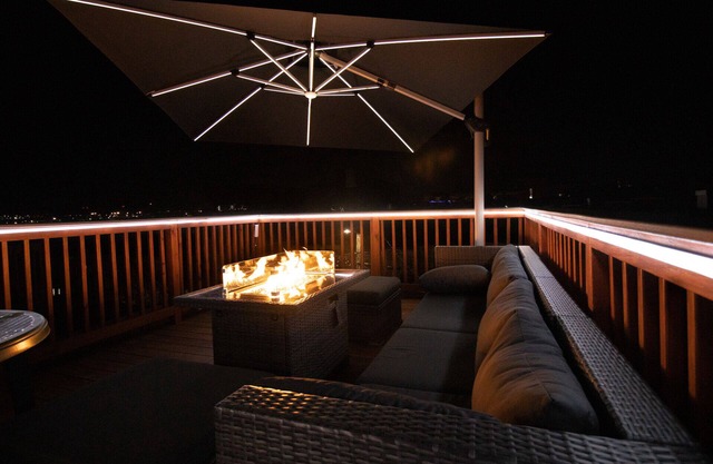 Modern Smart Home w/Gourmet Kitchen, Peloton & King Suite with Rooftop Deck