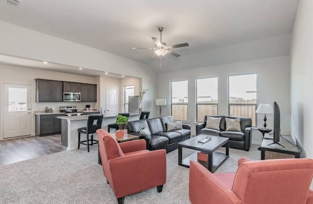 Modern Spacious 4BR New Built Retreat ~ Fam&Group