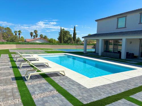 Modern Spacious 6BR Villa with Game Loft 5 Min to Strip, Stadium & Shopping!