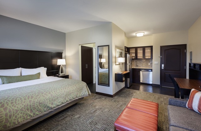 Modern Studio | 24 Hour Business Center + Fitness Center + Outdoor Pool