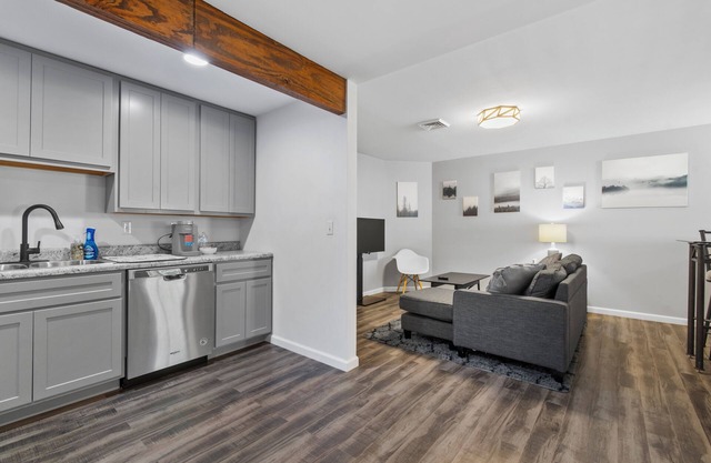 Modern Studio Apartment in the center of town, private parking & WIFI