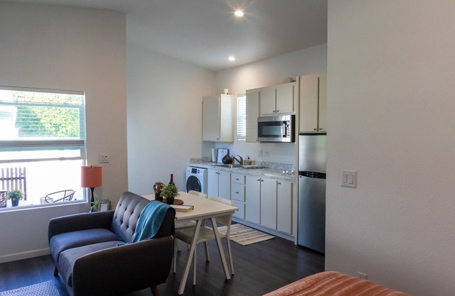Modern Studio House - private yard - 5 min Venice Beach, Mar Vista, Culver City