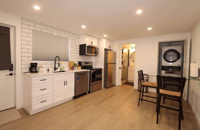 Modern studio in Seattle near Downtown, Airport, Stadiums, light rail.