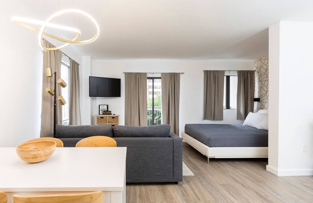Modern Studio on I-Drive - pool + parking included