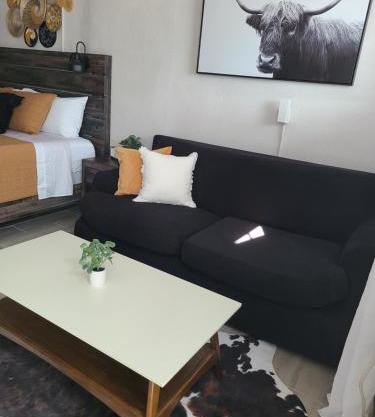Modern Studio Retreat with King Bed - Cozy Comfort