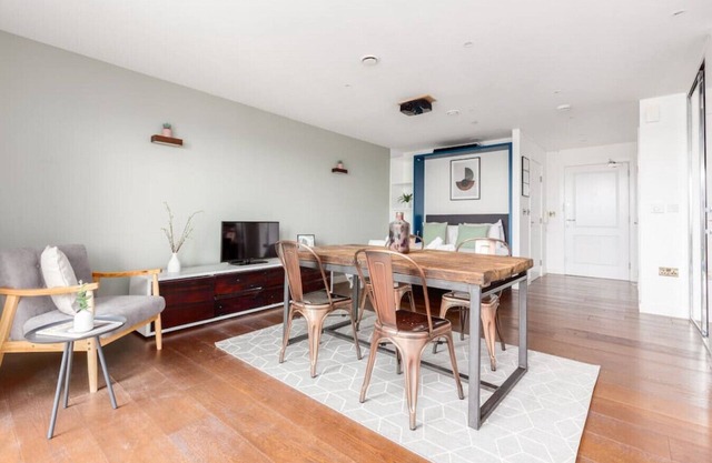 Modern Studio with Balcony in Hackney
