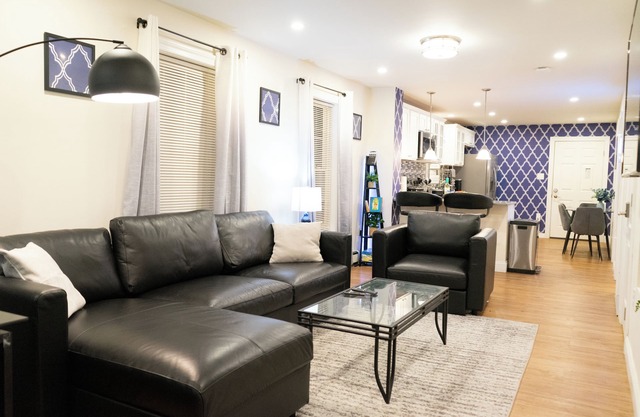 Modern & Stylish 1-Bedroom Condo near Downtown