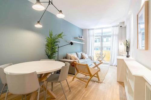 Modern stylish 3 bedroom Arco de Triunfo