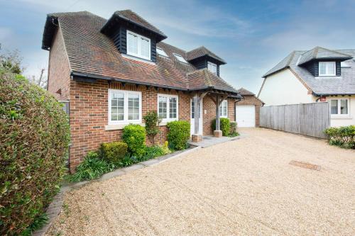 Modern & stylish seaside family home
