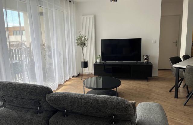 Modern T3 apartment with parking 5 minutes from the market