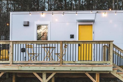 Modern Tiny House with hot tub & river near Stowe