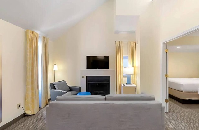 Modern Townhome Turnkey Extended Stay Flexible Lease