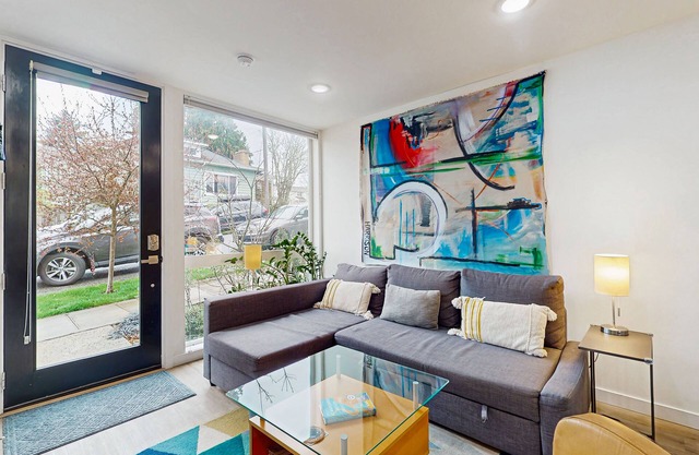 Modern Townhouse in Seattle’s Central District – Stunning Views & Prime Location