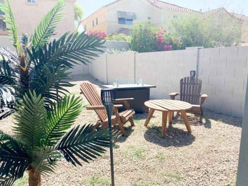 Modern Townhouse in Tempe Near Arizona State University with Fast Wi-Fi & Free Parking for Cozy Stay