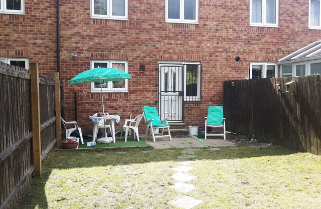 Modern townhouse with gas combi boiler heating system,private parking and garden