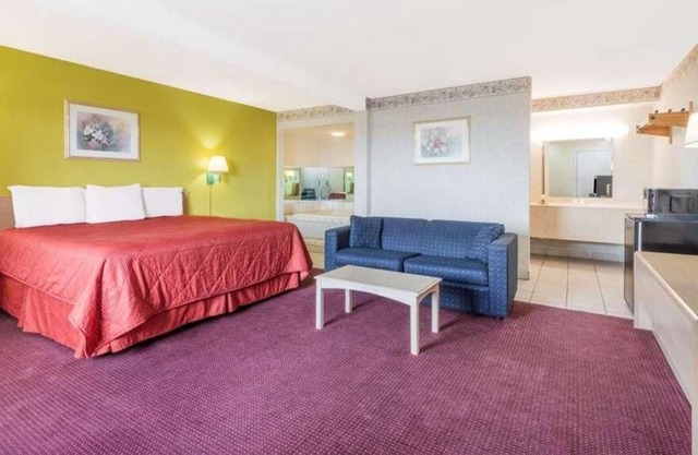 Modern Unit in Knights Inn Berea, Breakfast, Parking!