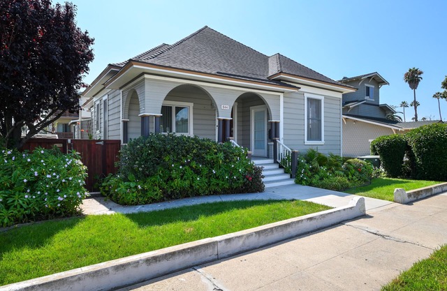 Modern Victorian Home Walking Distance To Ventura Pier and Downtown Restaurants