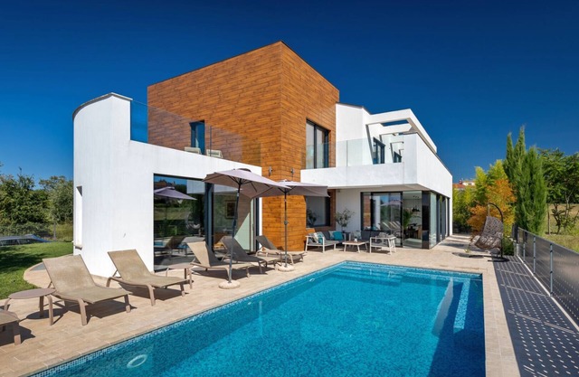 Modern villa Aria with pool and jacuzzi in Višnjan