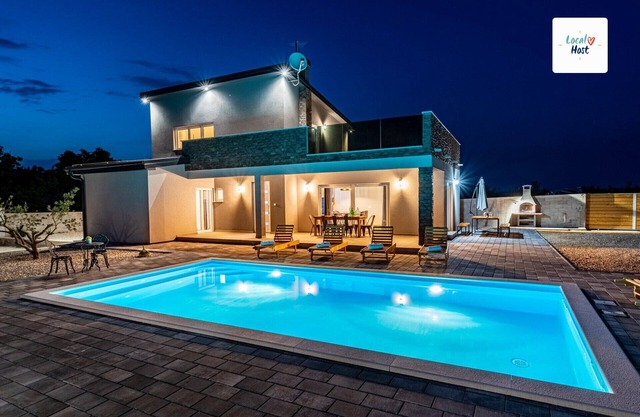 Modern Villa Grigia with pool