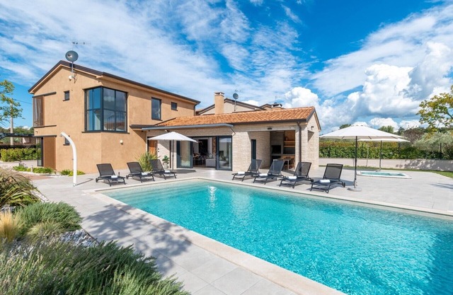 Modern Villa Pedena Kadumi with swimming pool, jacuzzi and sauna