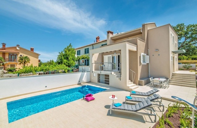 Modern Villa, Private Pool just 20 minutes drive to one of the most Beautiful Beaches in Istria !