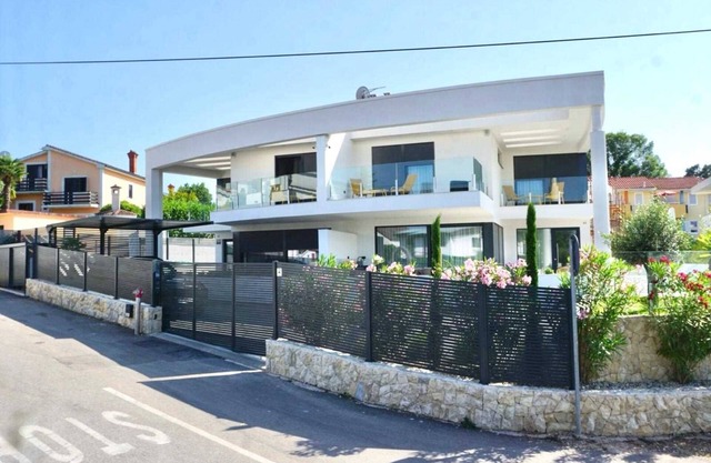 Modern Villa Sarah with heated pool & Seaview