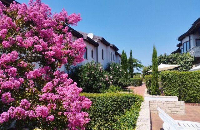 Modern Villa, Swimming Pool, Tennis Court, Shops, Restaurants & Bars, Near Sea.