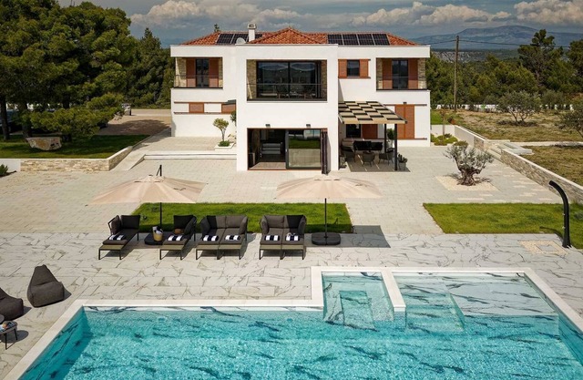 Modern villa with infinity pool near Skradin