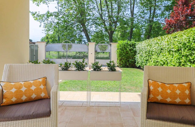 MODERN VILLA WITH 4 BEDROOMS AND 5 BATHROOMS, PARKING SPACE IN THE CENTER AREA