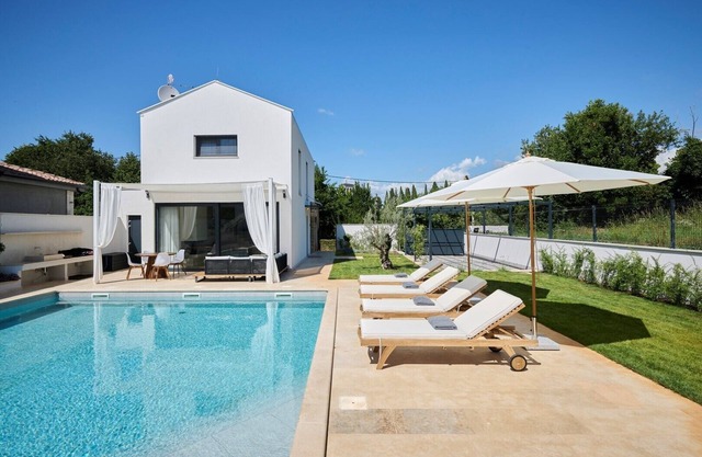 Modern villa with swimming pool and jacuzzi near Umag - Villa Pura Vida