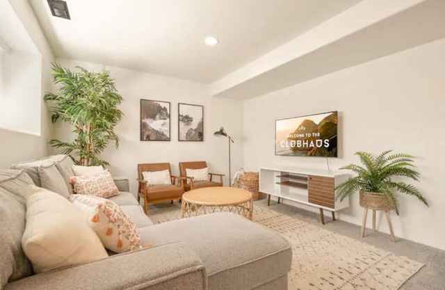 Modern walk-out apartment centrally located in COS!