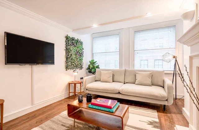 Modern, Warm Apartment with Terrace in Soho