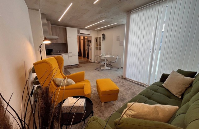 Modern "Yellow" apartment in the historic center