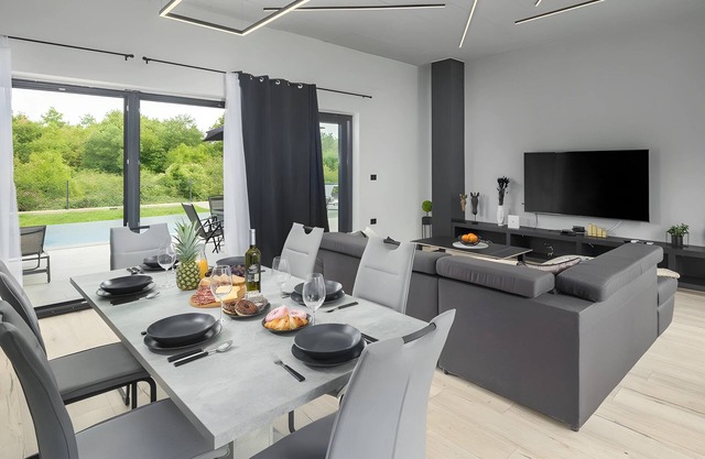 Moderna Villa sa Infinity Bazenom u Mirnoj Istri za 7 Osoba, Kućni Ljubimci DA