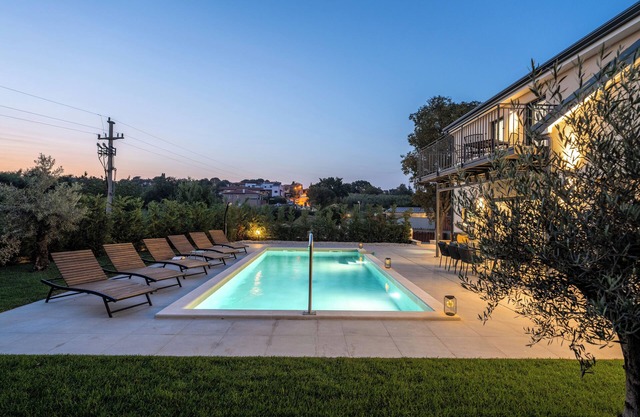 Moderne Villa mit Pool, 6 Personen, Panoramablick, Haustiere Erlaubt