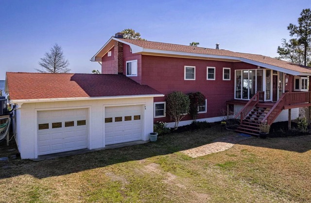 Modernist Waterfront House near Historic Beaufort. Relax on the North River!