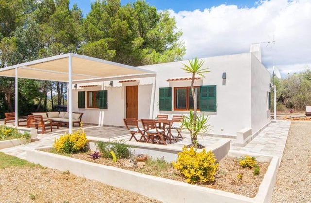 Modernized, family-friendly mini finca