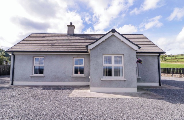 MOLLY'S COTTAGE, pet friendly in Derrylin, County Fermanagh