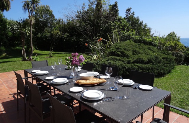 Monaco Country Park 2 bed, 2 bath, garden, pool, beach apt with parking