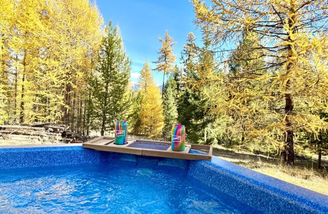 Montana 3BR Cabin: Hot Tub, Sauna & Mountain Views