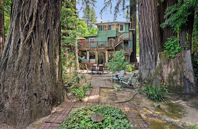 Monte Rio Treehouse ~ Dog Friendly, Redwoods, Walk to Restaurants and River