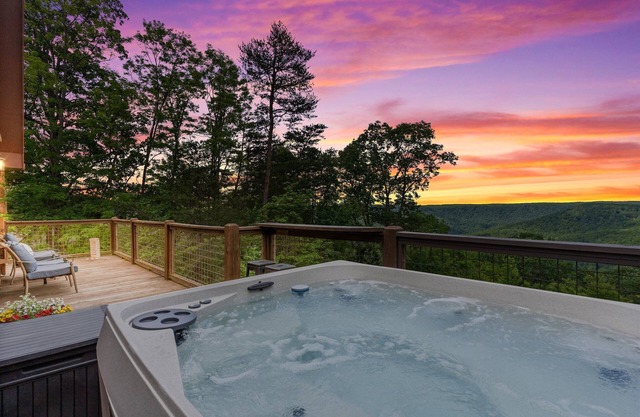 Monteagle Cabin, Views! Hot Tub!