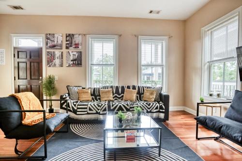 Monthly Stays! - 5 mins to DT, Forsyth & Starland - Mini Gym - Balcony - Parking