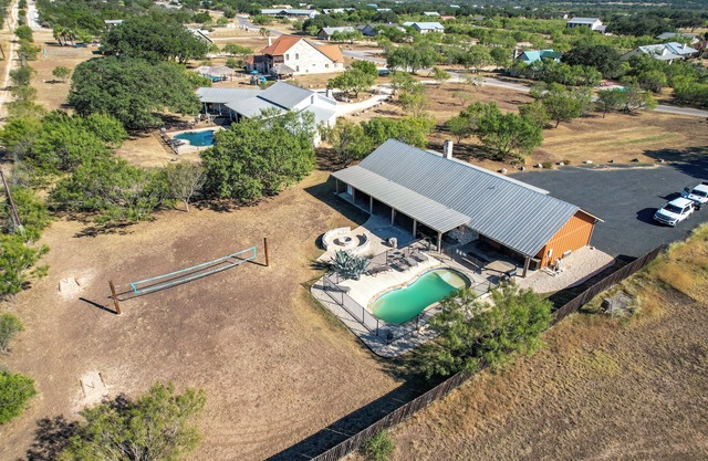 Moon River/Fenced Pool, Close to Golf and Frio, Volleyball, No Bunks, FREE FRIO